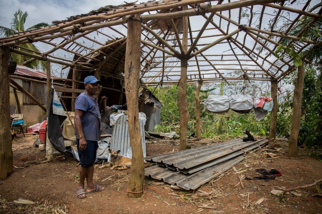 Poco después de Puerto Rico, el huracán Fiona, ya con un ojo más organizado, entró por Boca de Yuma, en República Dominicana, de donde salió 12 horas después por la península de Samaná, en el nordeste.