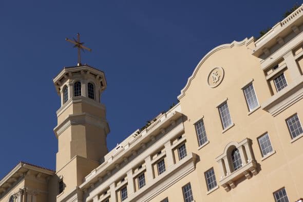 Según Buzzy Jackson , corresponsal del periódico The Boston Globe, nunca hay un buen momento para empezar una nueva religión, ya que si bien los peligros comunes que se utilizaban en el pasado incluían apedreamiento o crucifixión, los profetas de hoy en día uno se enfrentan a un nuevo obstáculo, como es la comprobación de los hechos. Jackson dice que el libro de Lawrence Wright, Going Clear " Scientology, Hollywood & Prison of Belief, es apasionante, y finalmente trágico y que lo que revea acerca de la organizac ión, cuya sede se encuentra en Clearwater, Florida, va a molestar a todo el que lo lea. En la lista de celebridades que abrazan esta religión, fundada por L. Ron Hubbard, se encuentran John Travolta, Kirstie Alley, Beck, Will Smith, and Greta Van Susteren, entre otros. Wright, ganador de un Premio Pulitzer, indica en su libro que aunque solo hay de 25,000 a 30,000 miembros activos, la iglesia tiene $1 billion en activos líquidos, una figura que eclipsa los bienes de la mayoría de las mayores religiones del mundo.