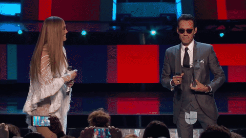 JLo se mostró apenada, pero se le veía emocionada, feliz.