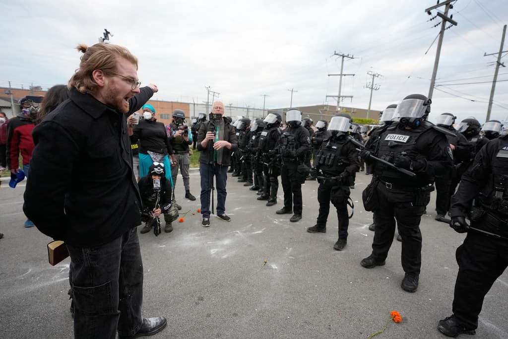 "Se ha convertido en una prisión": juez ordena mejorar condiciones de un centro de ICE en Chicago tras escuchar a inmigrantes detenidos