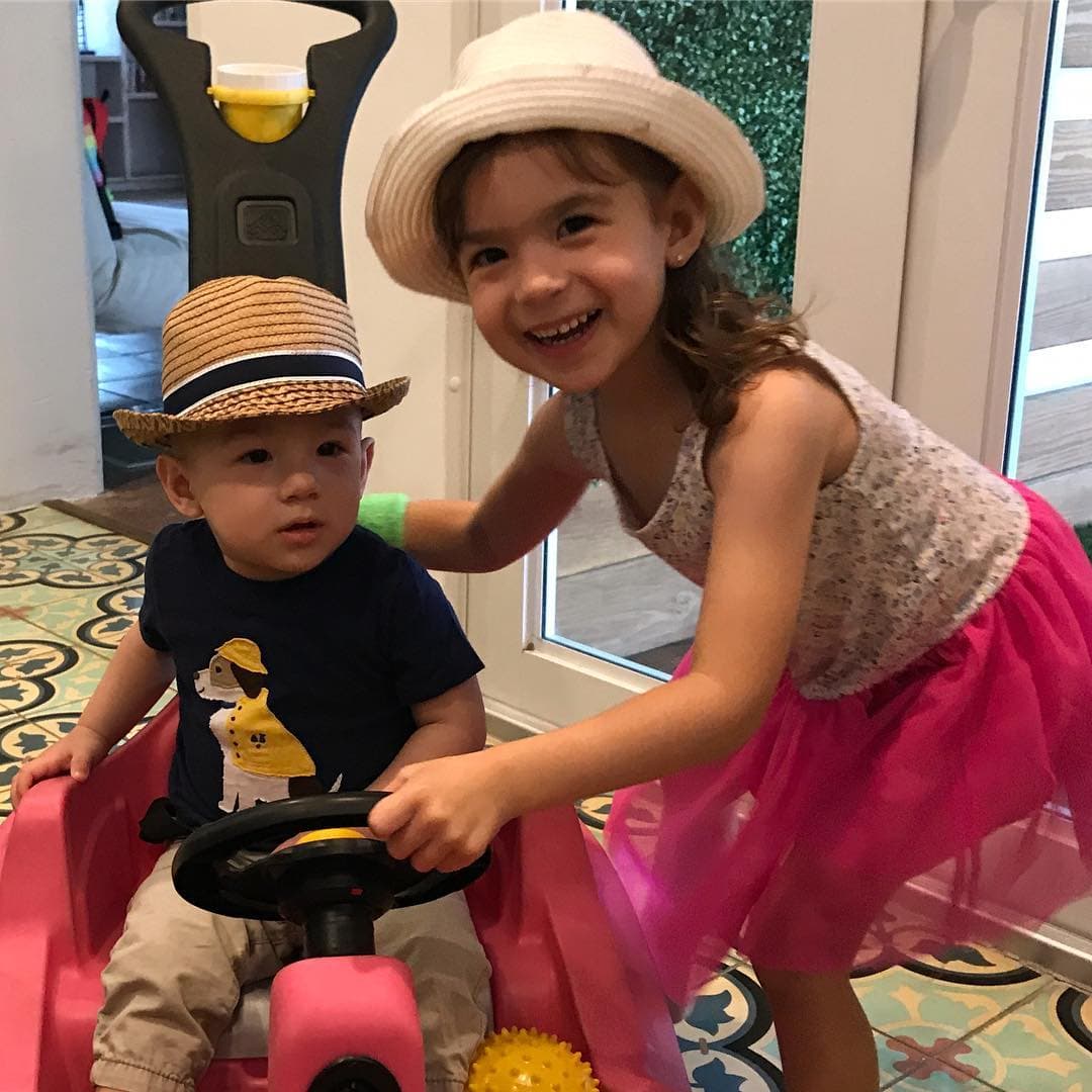 Los sombreros son el accesorio favorito de Michelle y Liam.