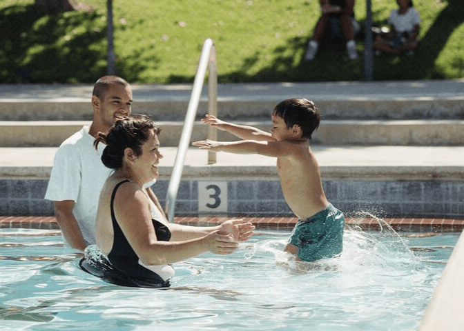 A partir del 26 de junio podrás utilizar piscinas residenciales y clubes de natación privados. No se ha especificado si la ciudad abrirá las 
<a href="https://www.univision.com/local/philadelphia-wuvp/no-habra-piscinas-publicas-este-verano-en-filadelfia">piscinas municipales</a>. 
<br>