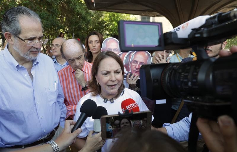 Mitzy Capriles, esposa del alcalde opositor detenido Antonio Ledezma, y Miguel Enrique Otero, editor del diario venezolano El Nacional, votaron en la Plaza Colón de Madrid.