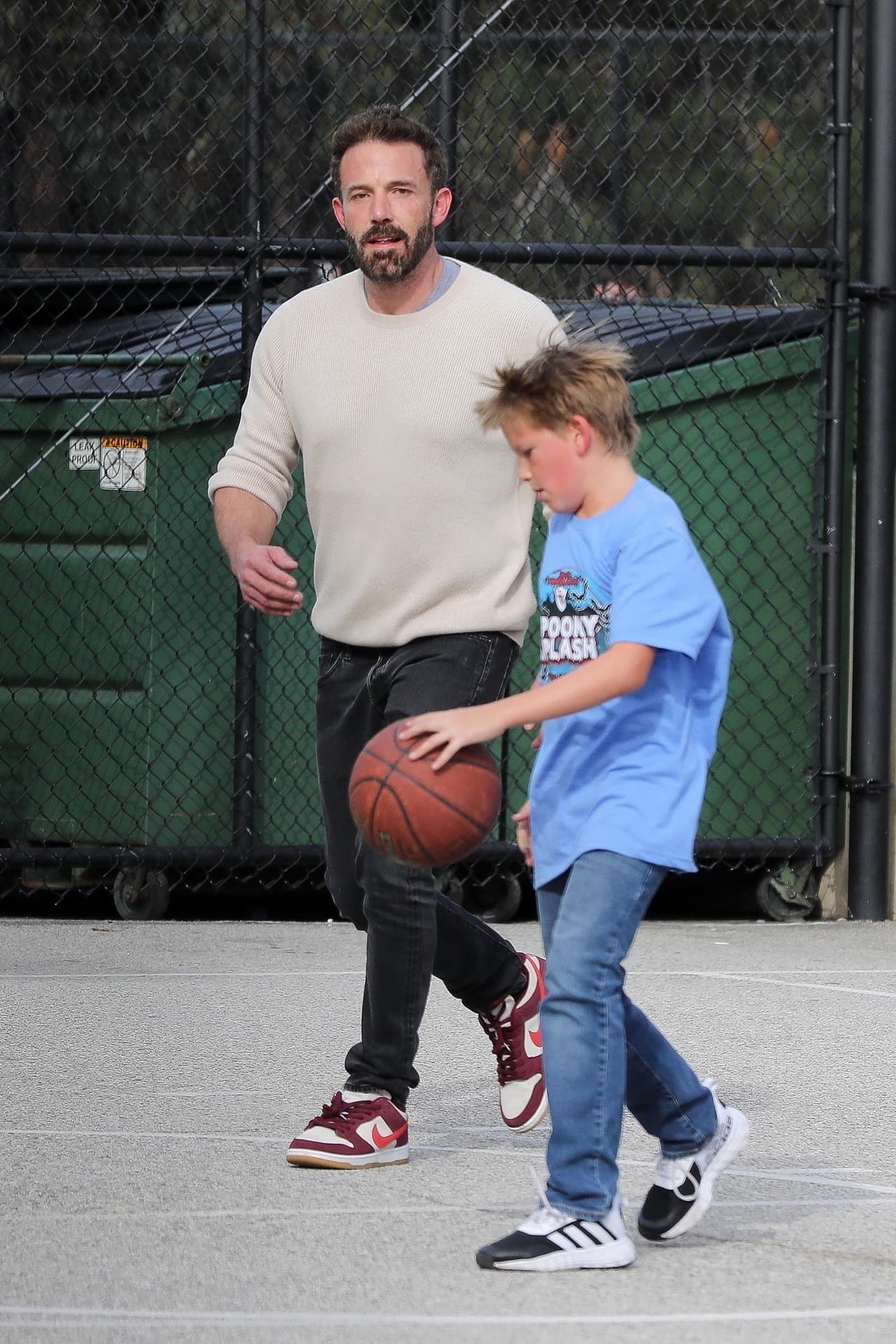 Sino que se dejó ver junto a
<b><a href="https://www.univision.com/famosos/jlo-ben-affleck-hijo-samuel-escuela-fotos" target="_blank">su hijo menor Samuel</a></b> (10 años), con quien se puso a jugar un buen rato.
<br>