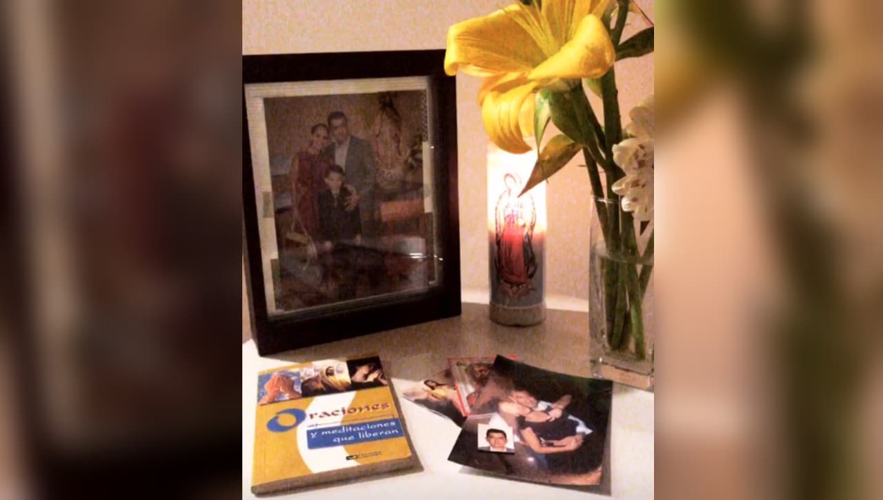 Sharis Cid le dedica 'Las mañanitas' a su asesinado compañero, en el que habría sido su cumpleaños 50