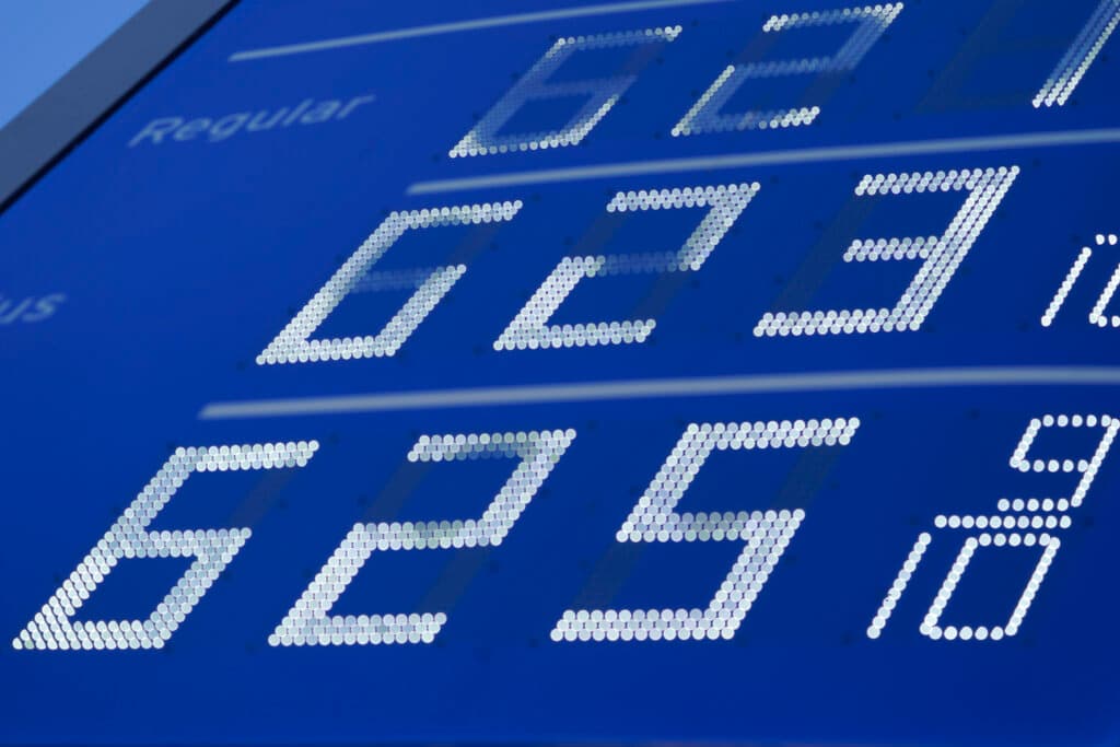 Puedes 
<a href="https://gasprices.aaa.com/?state=IL" target="_blank">chequear este mapa de la AAA</a> dónde encontrarás los precios más actualizados de la gasolina en tu estado o ciudad de residencia.