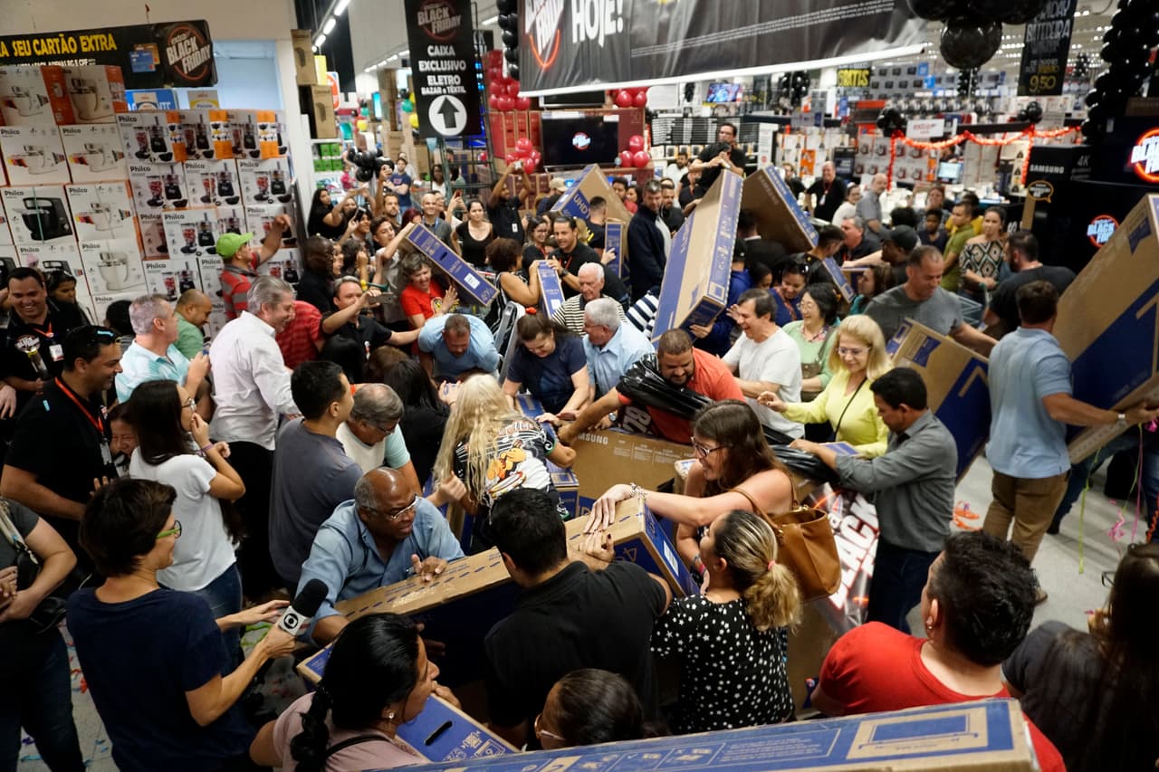 <b>Black Friday en todo el mundo.</b> La costumbre estadounidense de tomar el viernes siguiente al día de Acción de Gracias como la gran fecha para lanzar ofertas se ha propagado a todo el planeta.
<a href="https://www.univision.com/noticias/economia/comprar-en-la-multitud-o-en-linea-el-dilema-de-los-cazadores-de-ofertas-de-black-friday-fotos-fotos">Los competidores por precios de ocasión atestaron las tiendas desde la propia noche del jueves y batieron récords en compras en línea</a>. En la fotografía, compradores abarrotan una tienda de electrónicos en Sao Paulo, Brasil. 23 de noviembre de 2018.