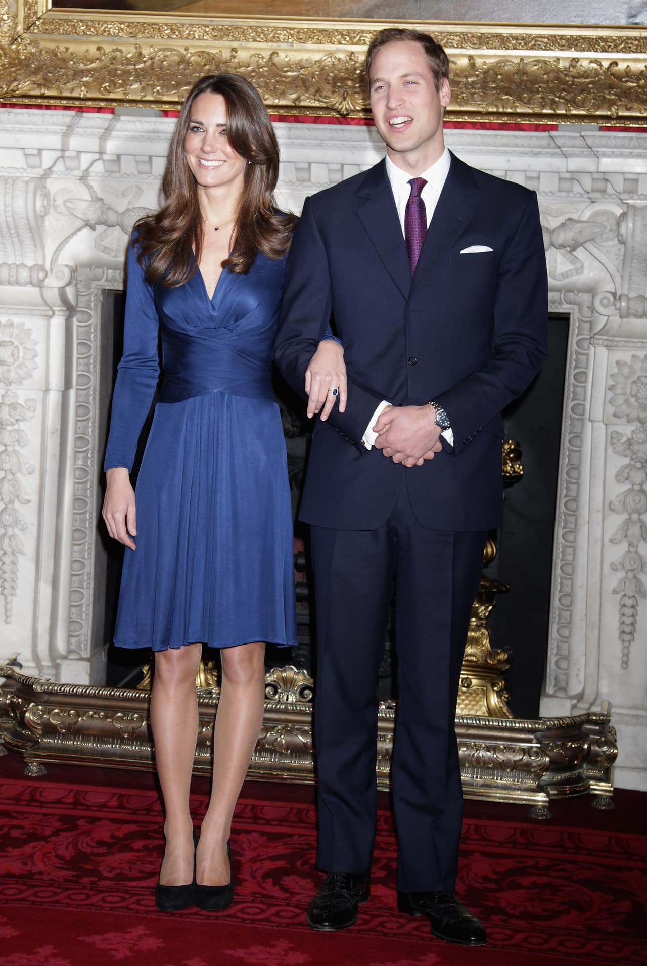 Otra joya que usa actualmente Kate Middleton es el anillo de la princesa Diana de 14 diamantes que rodean el zafiro en un anillo de 18 kilates. Fue creado por la compañía Asprey y tenía un valor de 36,000 dólares aproximadamente.