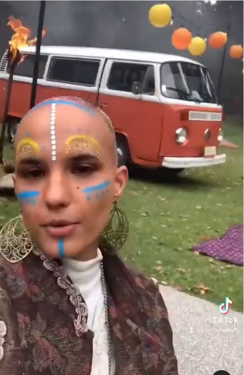 "Nací en la maravillosa Ciudad de México, tengo 26 años, nací con la peculiaridad de amar mucho, amo a mi país, amo el arte, amo los animales, la danza, la forma de expresión humana, entre muchas otras cosas más, pero también el amar tanto me ha llevado a sufrir mucho, aunque 
<b>no me arrepiento ni un minuto de ser como soy</b>", escribió en Facebook en abril de 2021. 
<br>