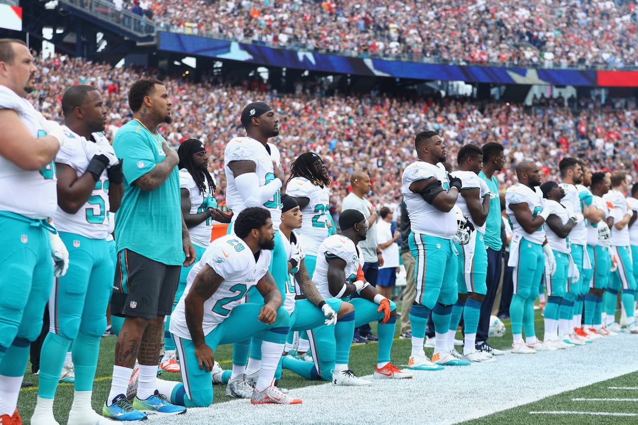 Kenny Stills, Jelani Jenkins, Michael Thomas y Arian Foster fueron los jugadores que se hincaron y que siguen en la lucha de encontrar una solución al problema, y para ello harán actividades junto al equipo, líderes de las comunidades y la policía.