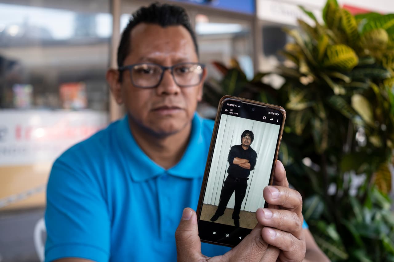 Las autoridades han recuperado los cuerpos del mexicano Alejandro Hernández Fuentes y del guatemalteco Dorlian Ronial Castillo Cabrera. Ambos fueron hallados dentro de una camioneta roja en la que aparentemente tomaban un descanso en medio de la jornada laboral.