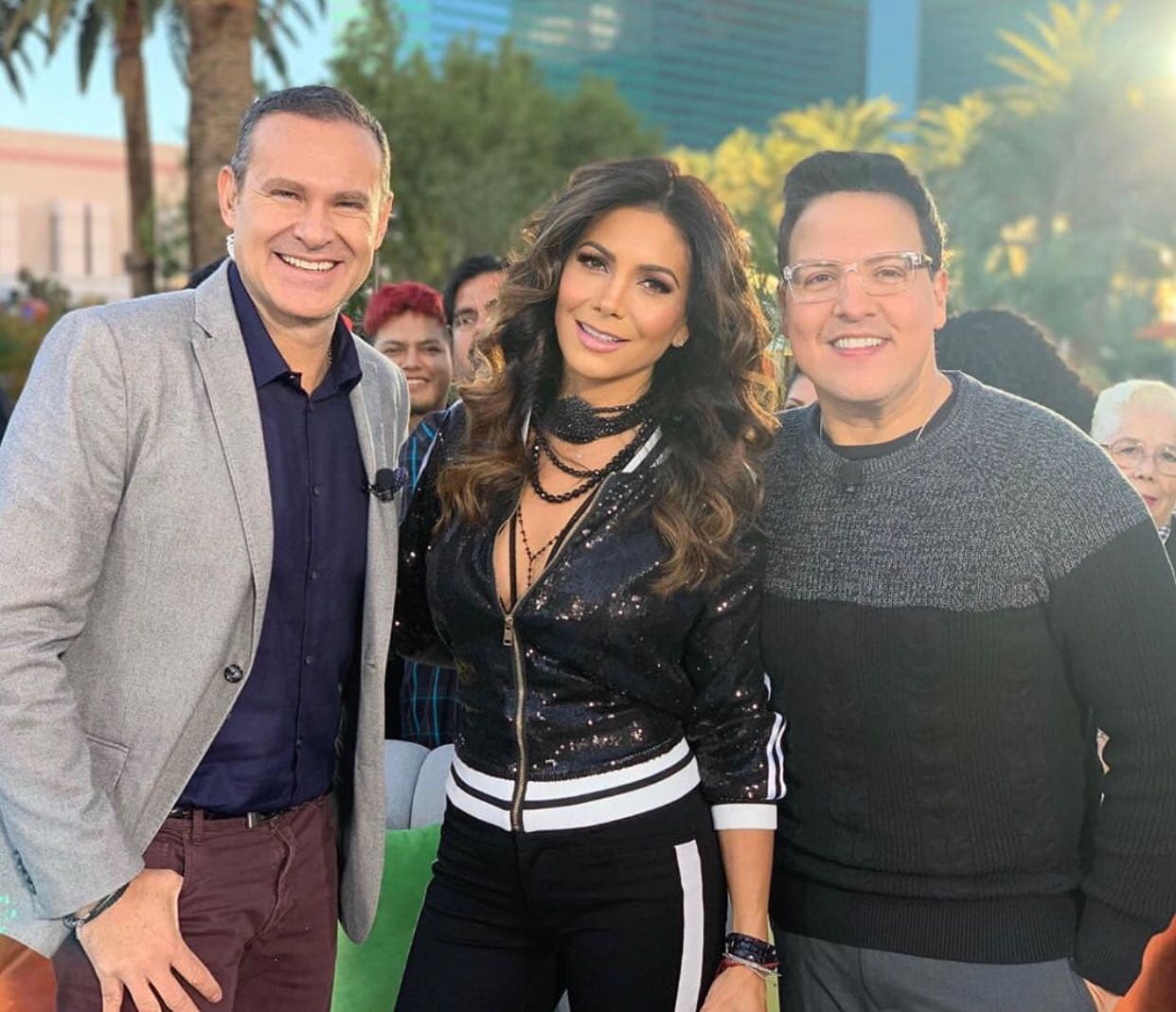 Patricia Manterola fue invitada especial al show desde Las Vegas. Alan Tacher y Raúl González no se perdieron la oportunidad de tomarse la foto con la cantante en esta edición especial de Despierta América.