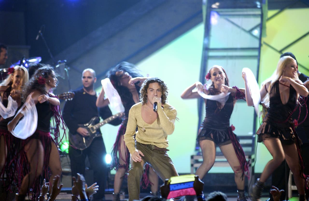 Además de ser reconocido como Mejor Nuevo Artista, David Bisbal estuvo nominado a Mejor Álbum Vocal Pop Masculino y cantó durante la ceremonia.