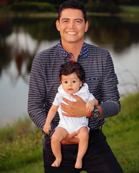 Además de ser bello y simpático, a Joshua le encanta estar en brazos de su papito.