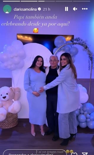 Clarissa Molina mostró a su papá, don Domingo Molina, junto a su nieta Pamela.