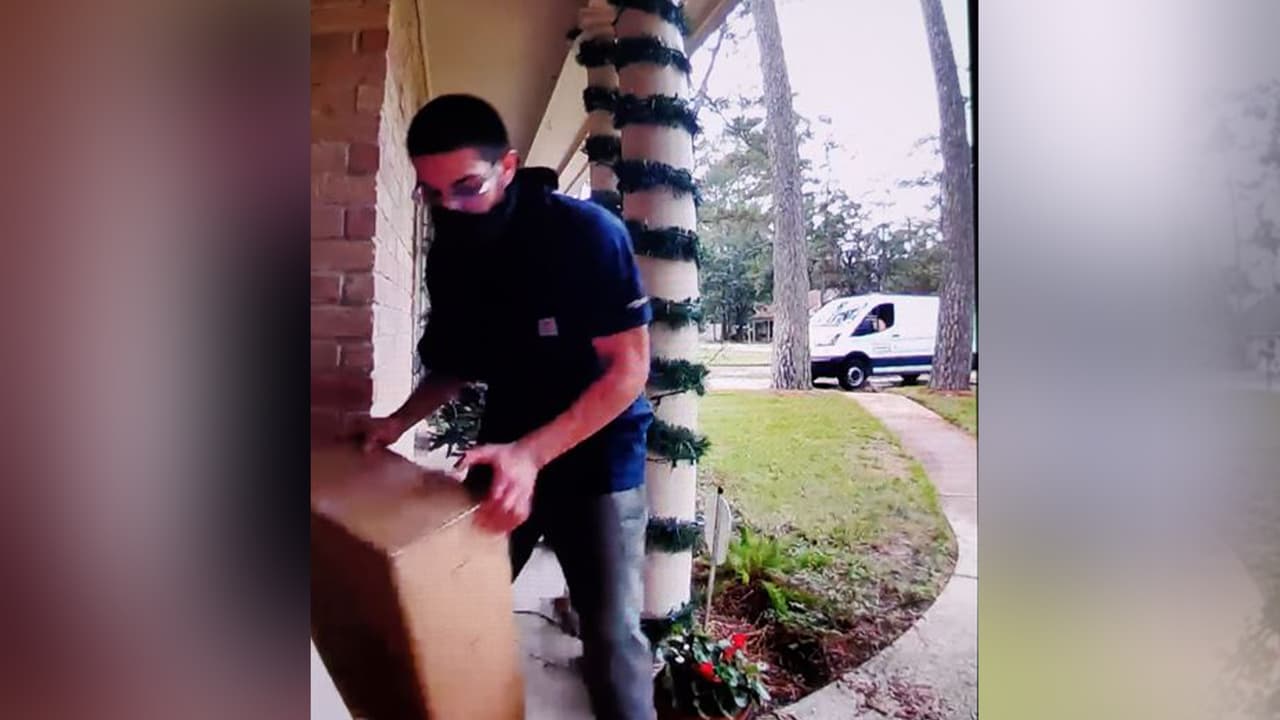 Se hace pasar por un empleado del servicio de entrega, usa un uniforme y vehículo de repartidor.