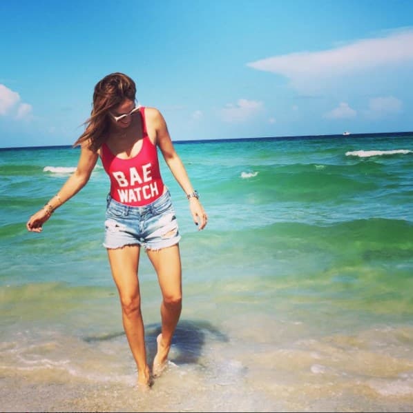 Entre las prendas básicas del outfit playero no pueden faltar unos shorts de mezclilla y una playera.