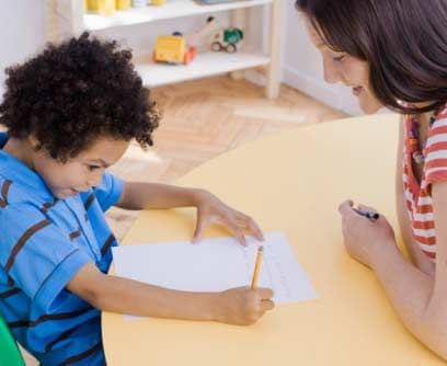 Friends of Safe Schools Los Ángeles "Este programa de mentoría se abrió como un centro comunitario en el este de Los Ángeles y ahora el programa se ha expandido nacionalmente" asegura el oficial Rudy Pérez, uno de sus fundadores.