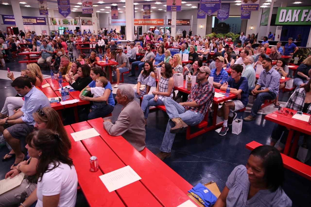 Y decenas de personas pagaron 100 dólares cada una para probar los ocho deliciosos platillos fritos. El dinero recaudado es para becas escolares