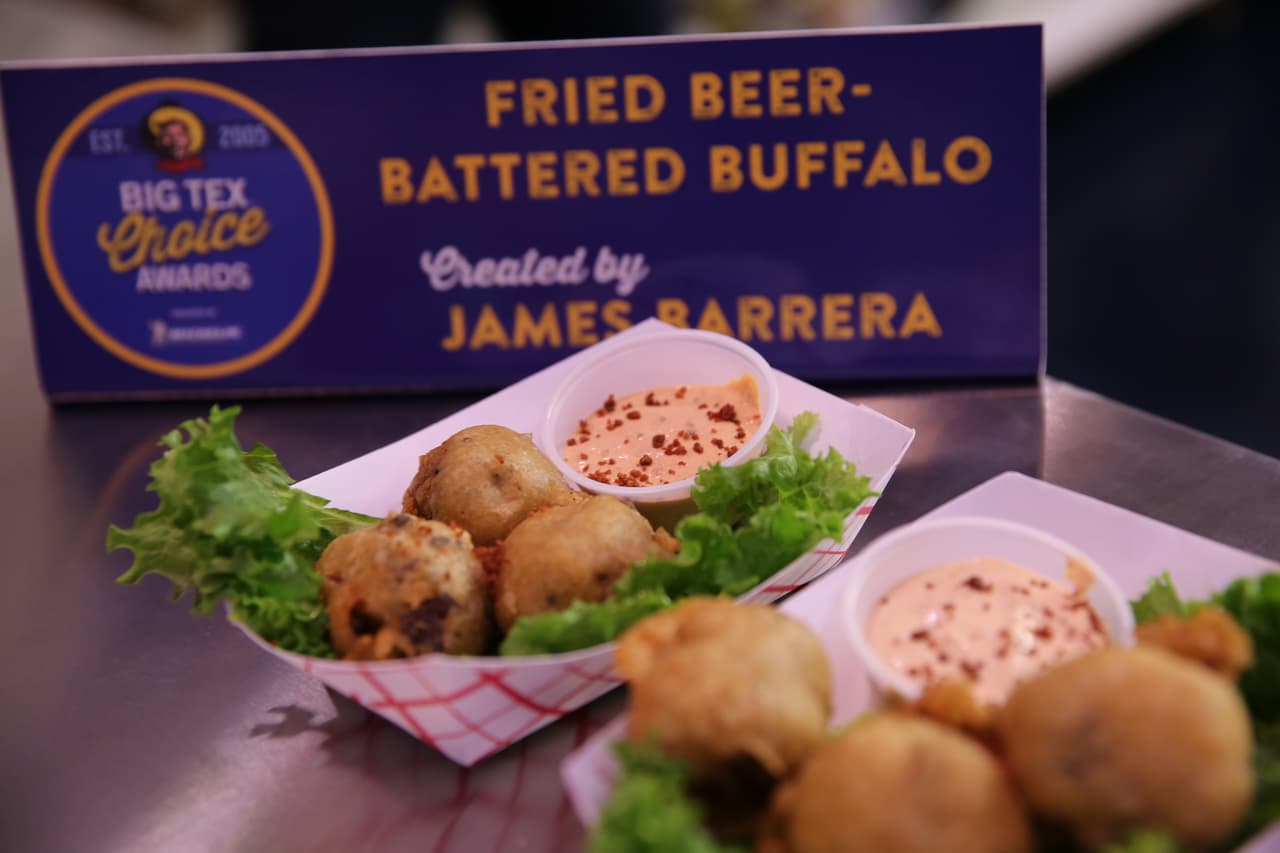 La carne es una costra después en triturada maíz Nuts® y sumergido en una pasta hecha de Shiner Bock Beer®, también nativo del Estado de la Estrella Solitaria. Ligeramente espolvoreado con trocitos de tocino y servido con una salsa de crema de chipotle, el Buffalo Maltratadas-Beer Fried es un pequeño sabor de Texas.