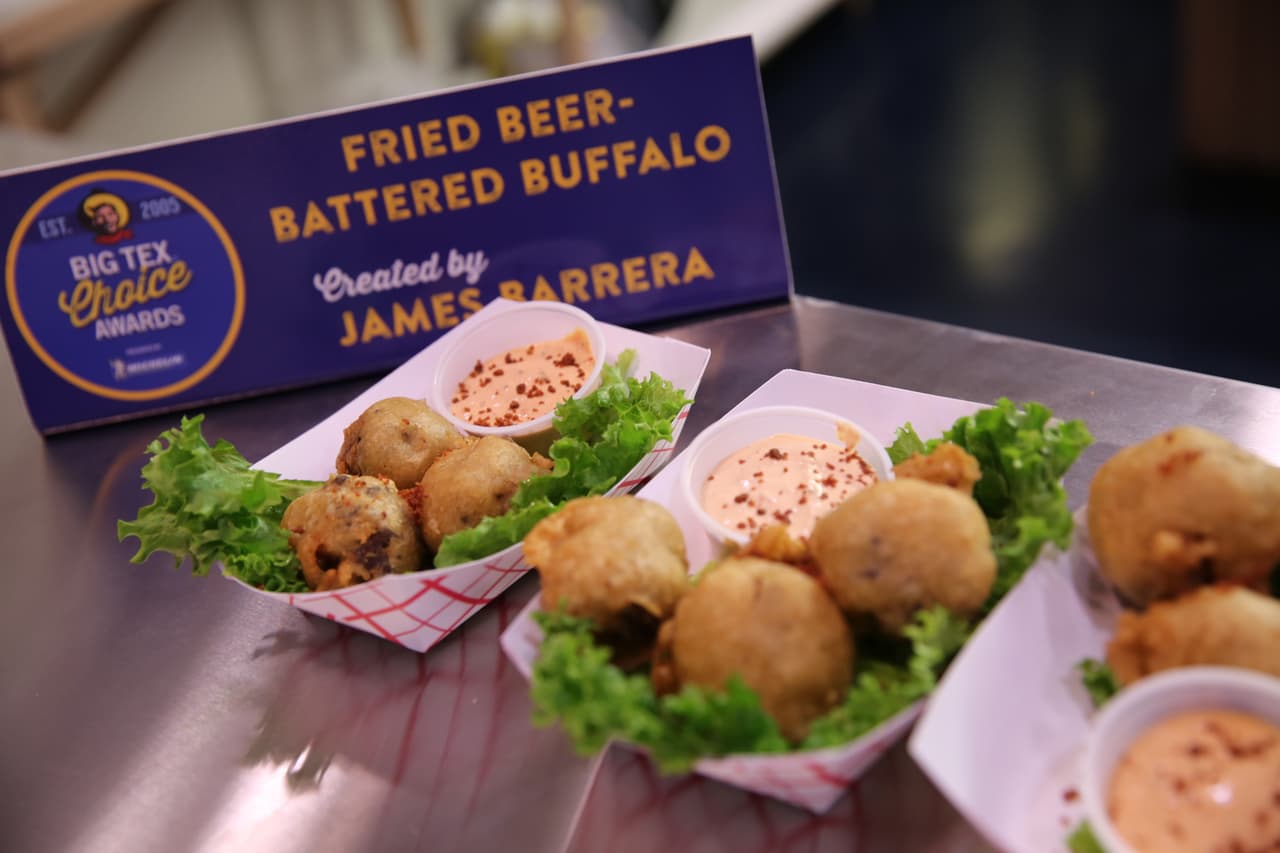 Más dulce y más rica que la corte más alta calidad de carne de res, carne de búfalo es otro "primero" en la lista de los Big Tex Choice Awards "de este año. Este plato lleva búfalo molida sin grasa y le da el tratamiento de Texas - con sabor a humo Mesquite y rodado en Pequin chile, conocida como la pimienta nativa oficial de nuestro estado.