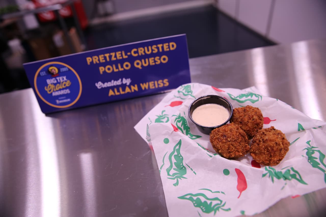 Con un toque de Tex-Mex, tanto en su nombre y su sabor, el pretzel-costra Pollo Queso es la cantidad justa de especias.