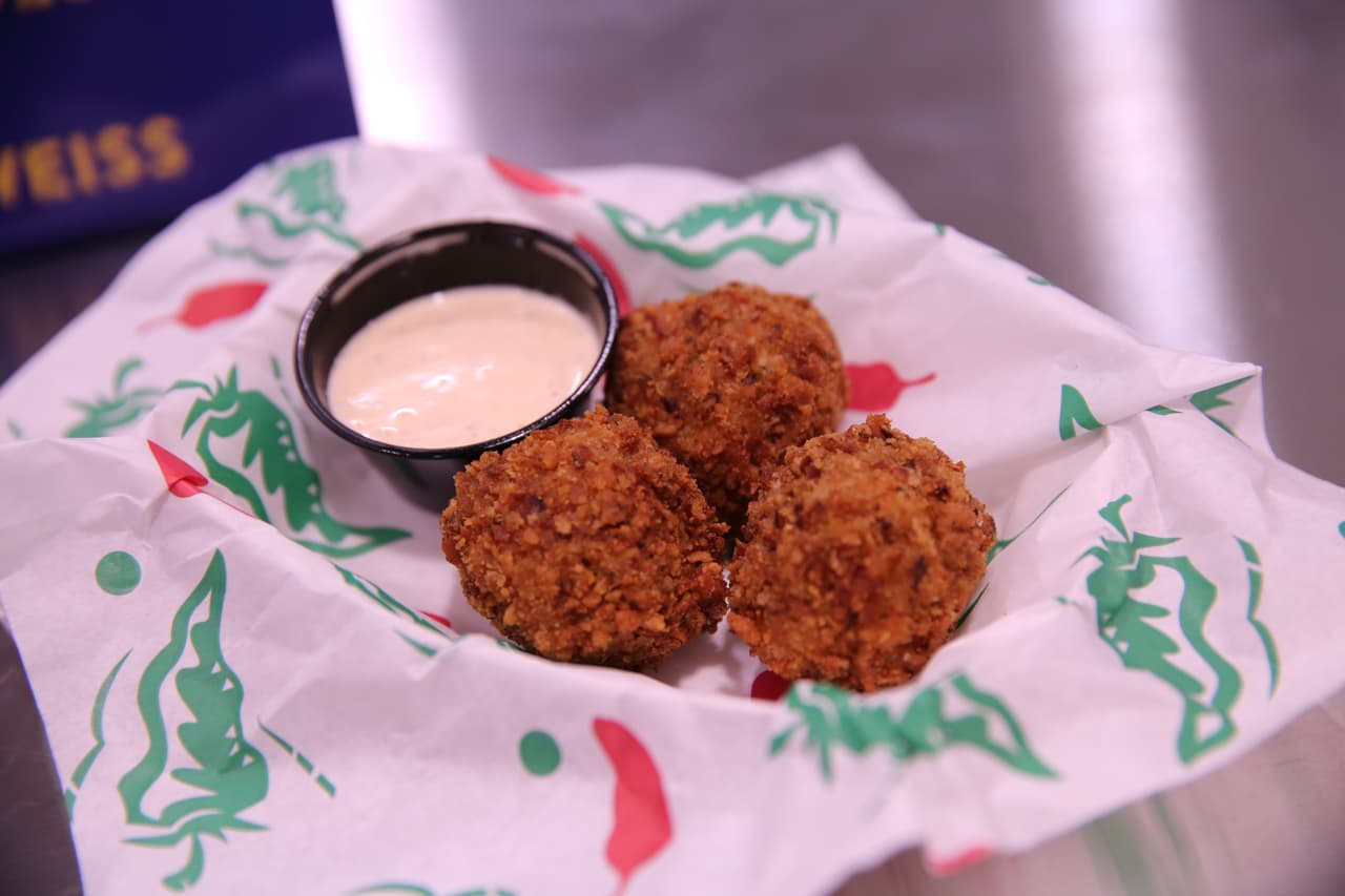 Pollo desmenuzado se combina con una rica mezcla de queso crema, queso Monterey Jack, tocino, cilantro y salsa Sriracha. Con un empanizado crujiente, es frito a la perfección de oro. Se sirve con una salsa ranch jalapeño para un toque extra