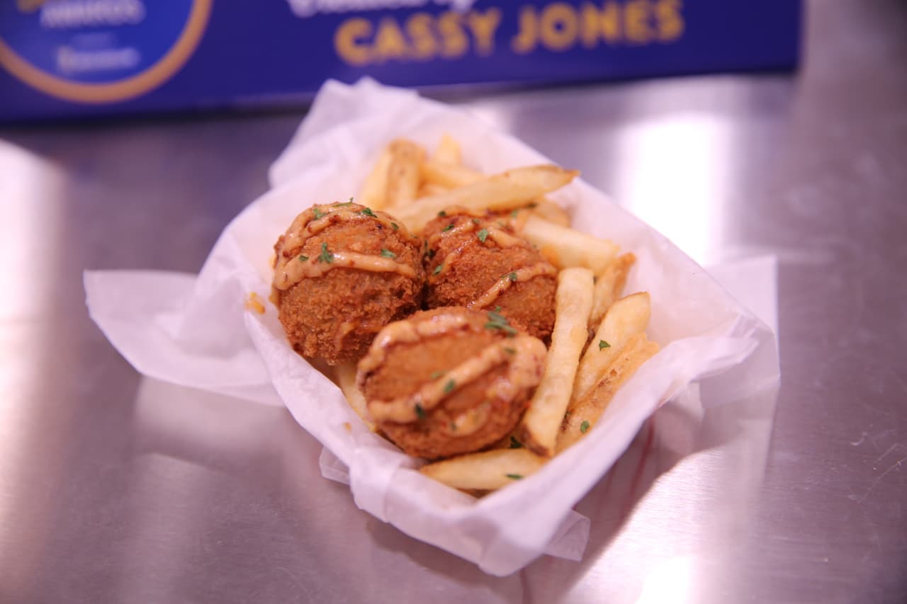 Es un mezcla rica carne de cocodrilo con queso Monterey Jack, jalapeños picados, la cebolla y el ajo. Esta mezcla sabrosa se enrolla luego en pan rallado y fritos a la perfecta doradas.