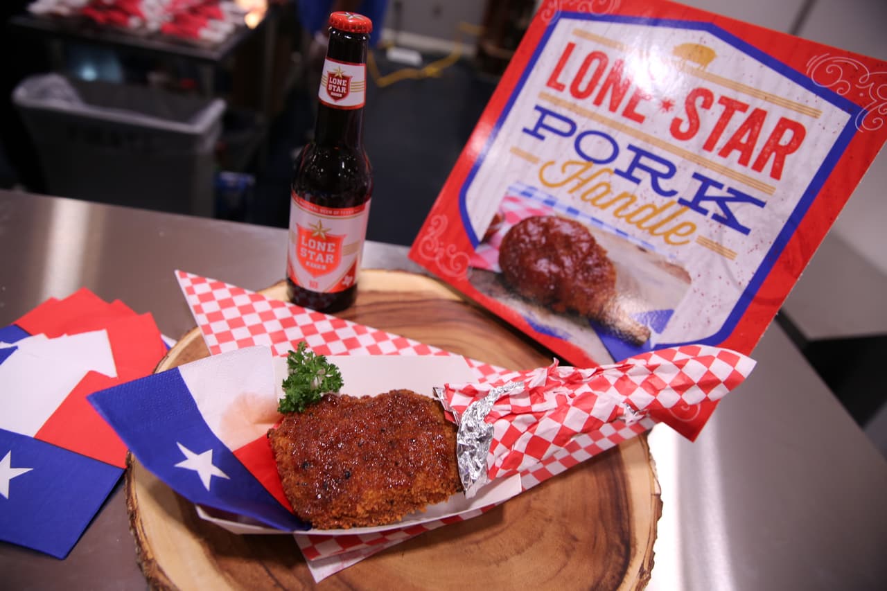 Es una chuleta de cerdo con hueso cortado a mano, adobe con un rico masaje en la carne de cerdo, a continuación, se sumerge en la masa hecha de Texas propia Lone Star Beer®.