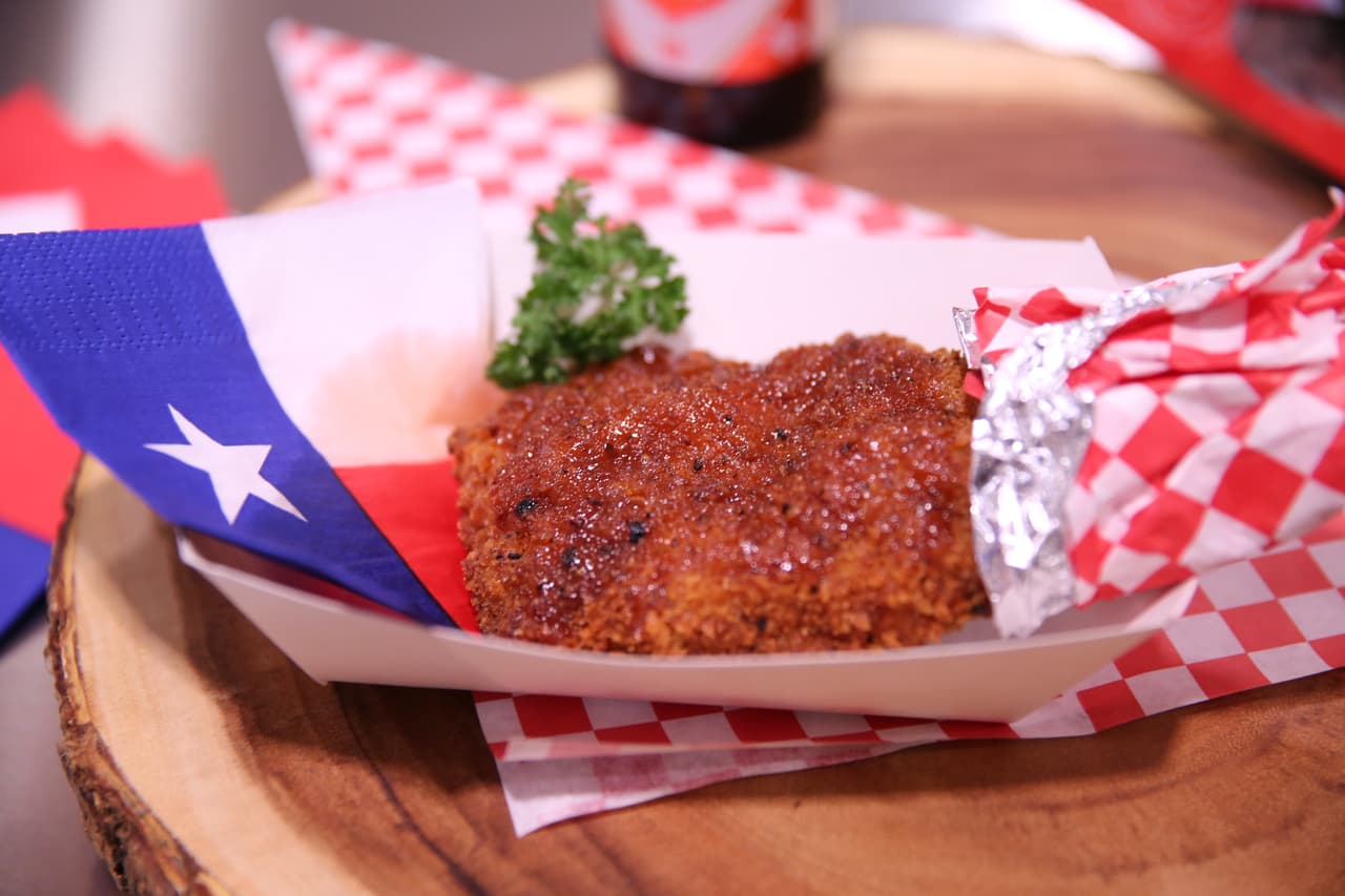 La chuleta de cerdo sazonada se ahogó luego en pan rallado tostado y frito a un fresco, que estén doradas. Terminamos con una capa de esmalte barbacoa bourbon