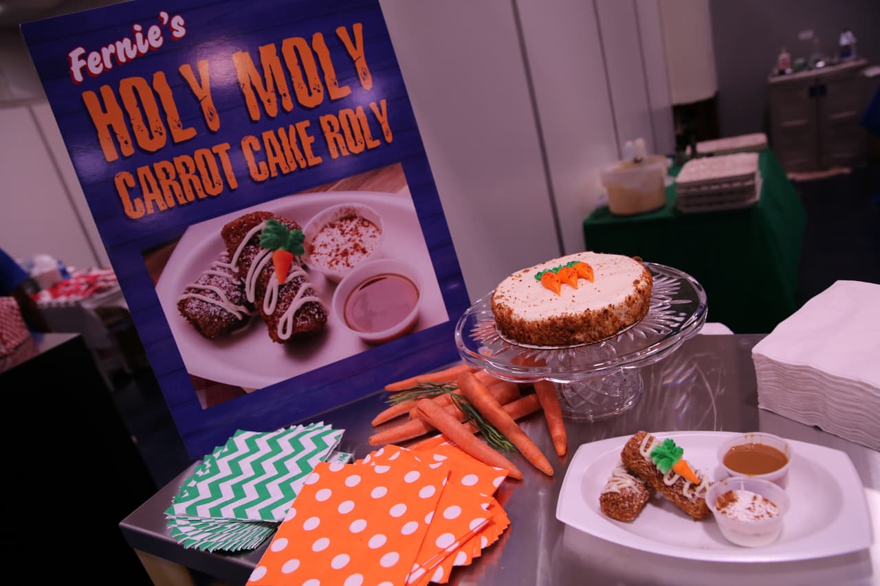 Christi Erpillo le da un giro único en un postre tradicional, este dulce se convierte pastel de zanahoria en un rollo cielo lleno.