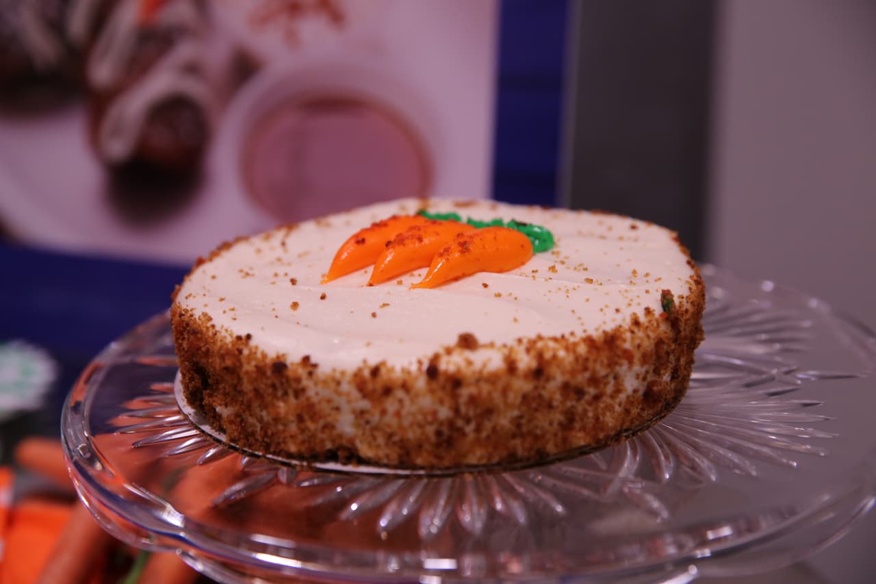 Pan de oro al horno arremolinaba con la canela se ha aplanado y lleno de pastel de zanahoria húmeda, pasas regordetas y las zanahorias en juliana crujientes
