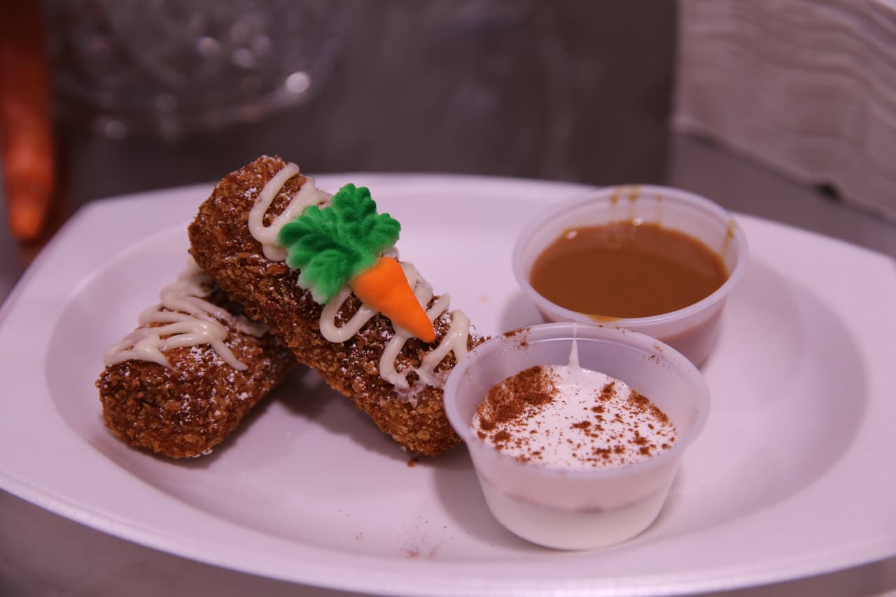 Rodeado con una ligera capa de crema de queso y luego empanadas en una mezcla de panko, graham crackers, canela y nuez moscada - Moly santo esto está lejos de su postre típico! Rociados con glaseado de queso crema y ligeramente espolvoreado con azúcar en polvo, esta confección divina se sirve con caramelo extra en el lateral, así como un macchiato de caramelo salsa de crema