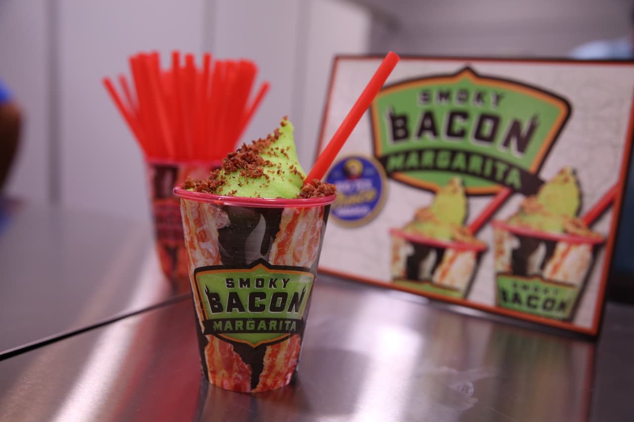 Hecho también por Isaac Rousso, esta margarita lleva sabores poco convencionales agrega un sabor ahumado sutil para una bebida tradicionalmente fuerte y picante. El tocino ahumado Margarita toma el ahumado de tocino recién cocinada e infunde en una margarita de limón congelado.