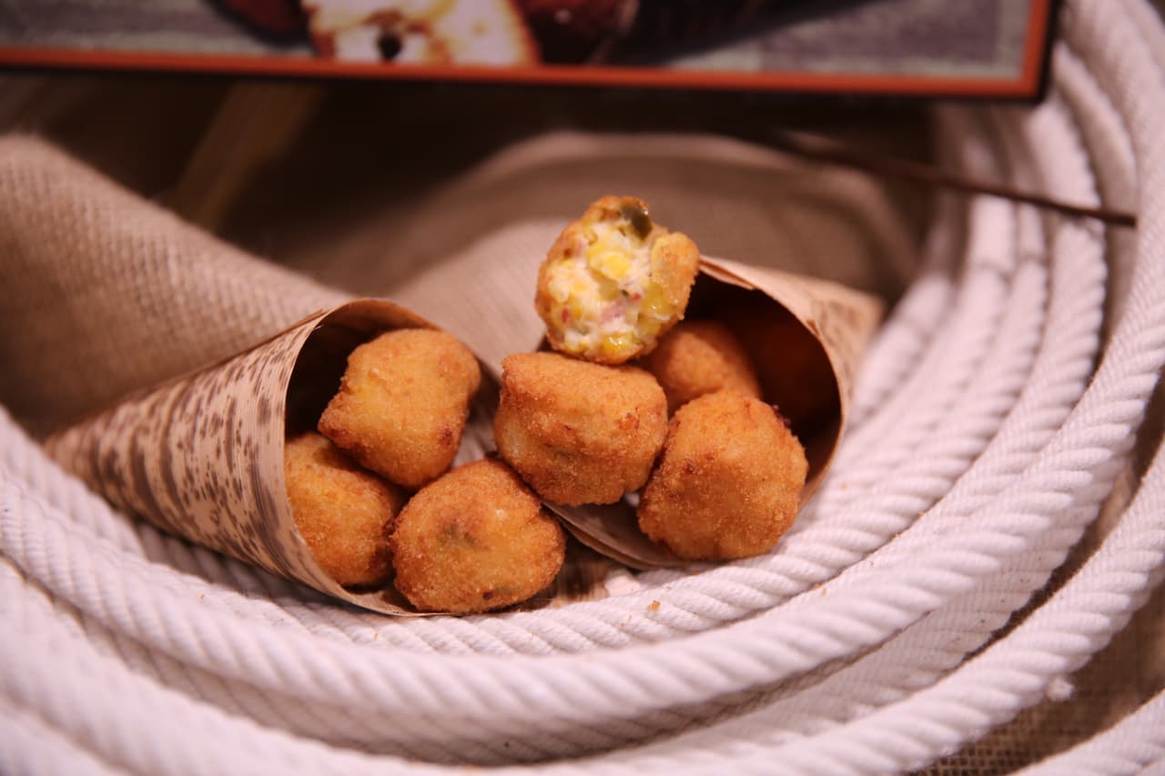 Es una mezcla de maíz dulce, chile jalapeño picado, rica crema de queso y un toque de tocino ahumado, el vaquero de maíz Crunch es la mezcla perfecta de sabrosa y especias.