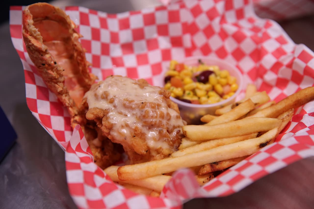 Se sirve con una salsa rica combinación de mantequilla de limón y salsa de champagne, el pollo frito de langosta no es su brebaje típico de carnaval.