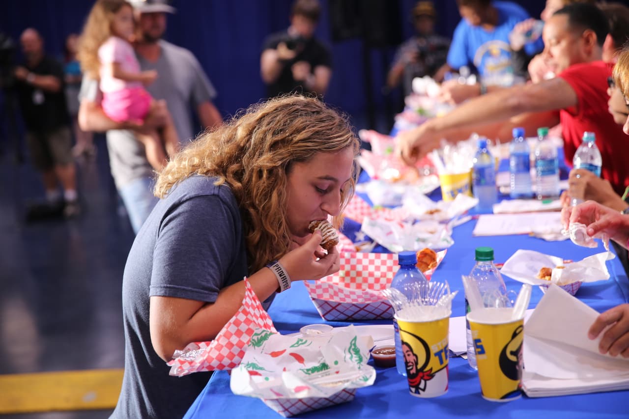 Y si, muchos del público invitados por los jueces pasaron a darle la probadita, porque era demasiada comida para ellos