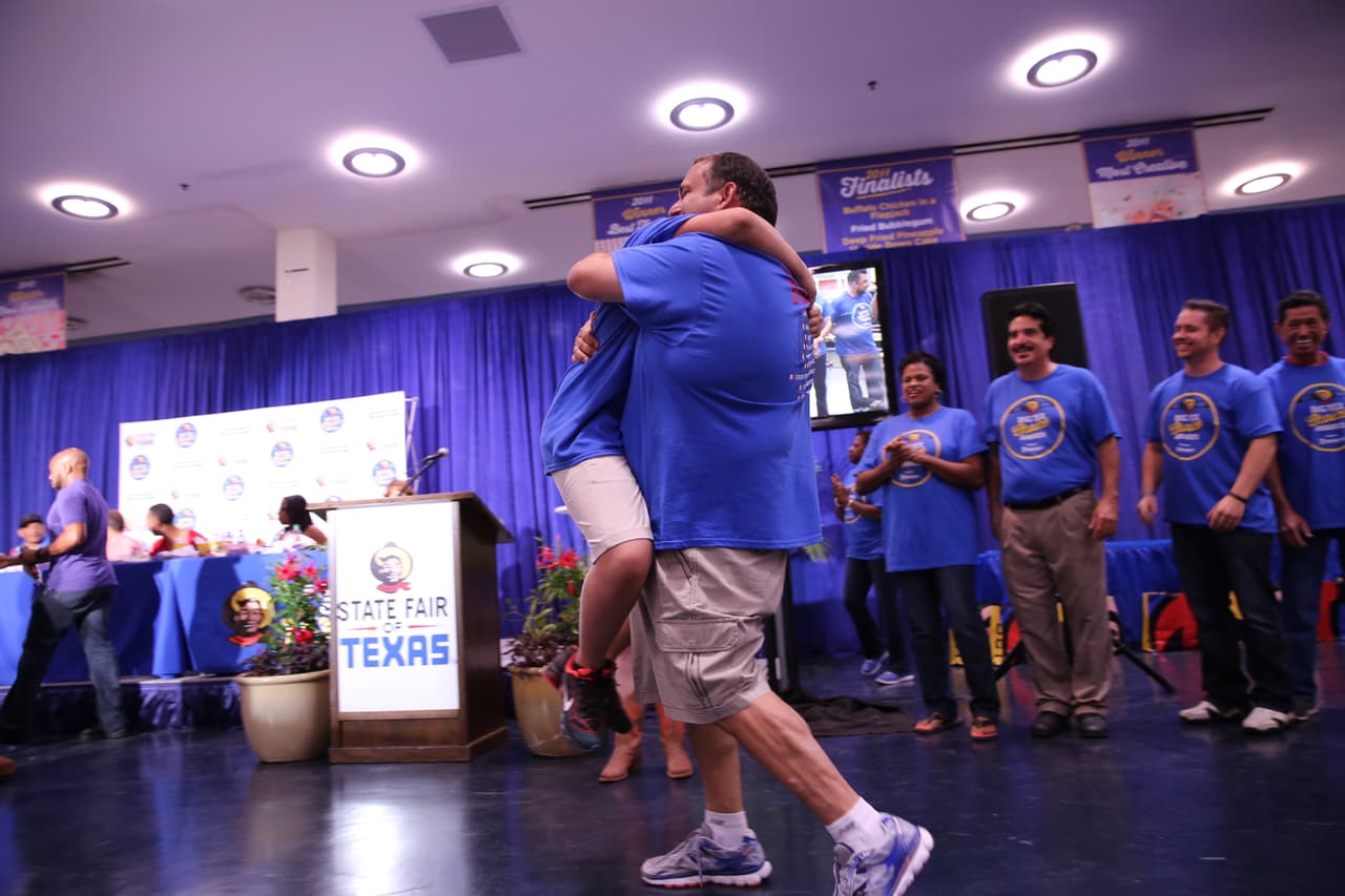 Y el premio a la mejor presentación, es para Isaac Rousso quien abrazó a su hijo
