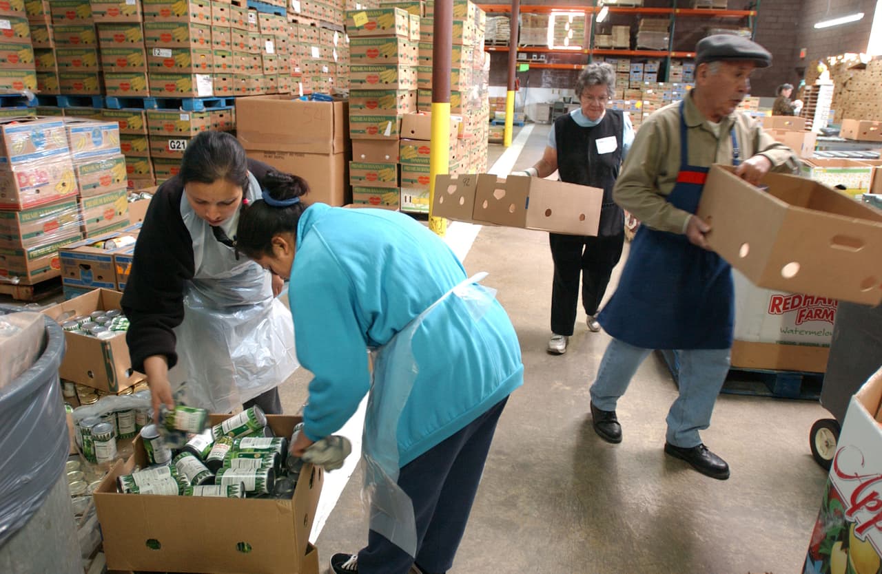 Con algunas excepciones, la red del Greater Chicago Food Dipository tiene 700 agencias y programas asociados que permanecen abiertos. Encuentre un programa de comida 
<a href="https://www.chicagosfoodbank.org/find-food/" target="_blank">aquí</a>. Es recomendado llamar antes de ir para confirmar los horarios y requisitos del programa.