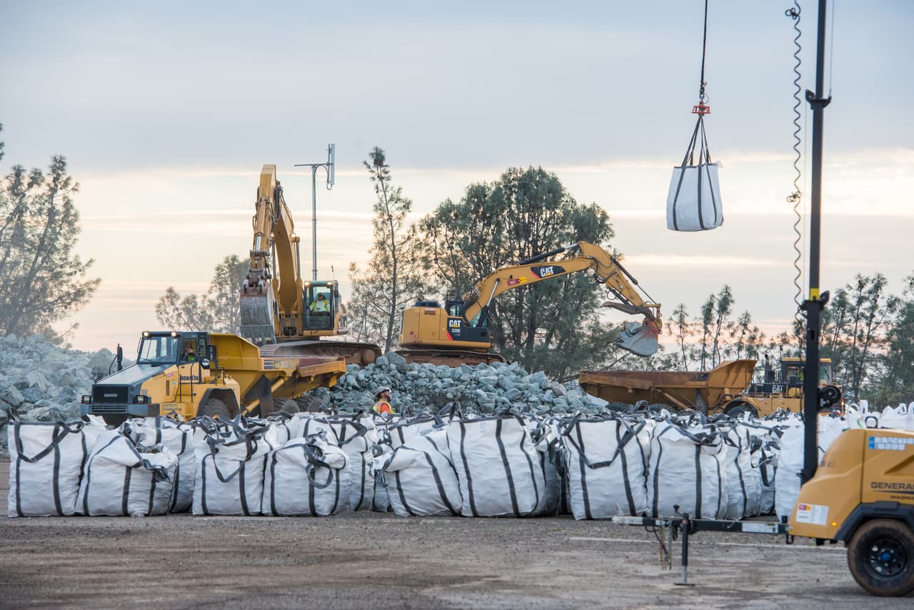 Las máquinas se dedicaron durante horas a llenar sacos de rocas para ser usados en la reparación provisional de la zona erosionada.