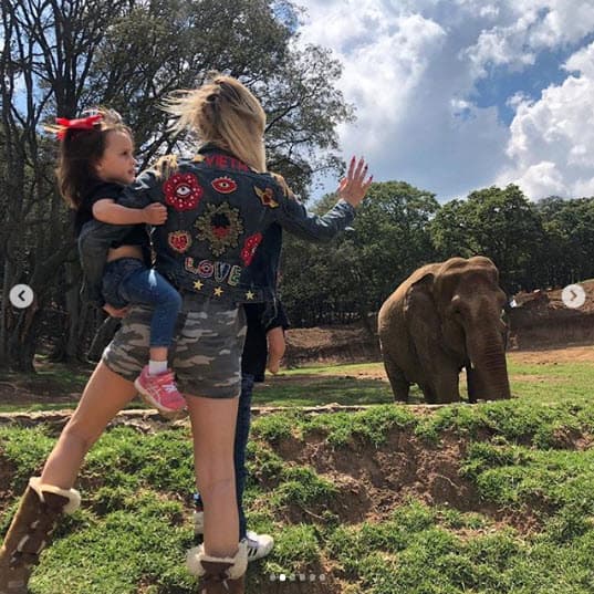 Michelle llevó a los pequeños a conocer a los animales del parque.