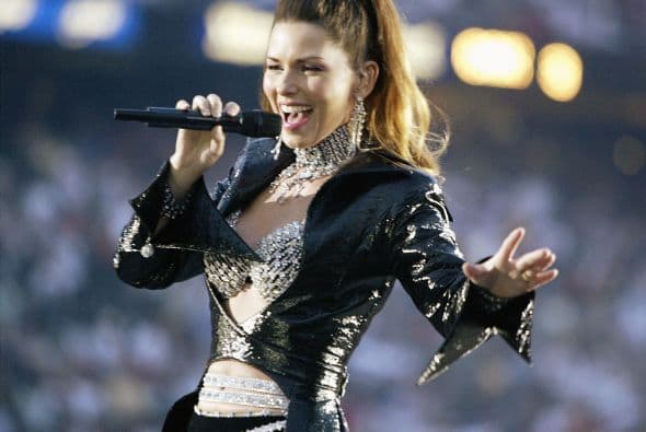 En el descanso del Super Bowl XXXVII, Shania Twain hipnotizó a la audiencia al cantar 'Man! I Feel Like a Woman' y 'Up!'