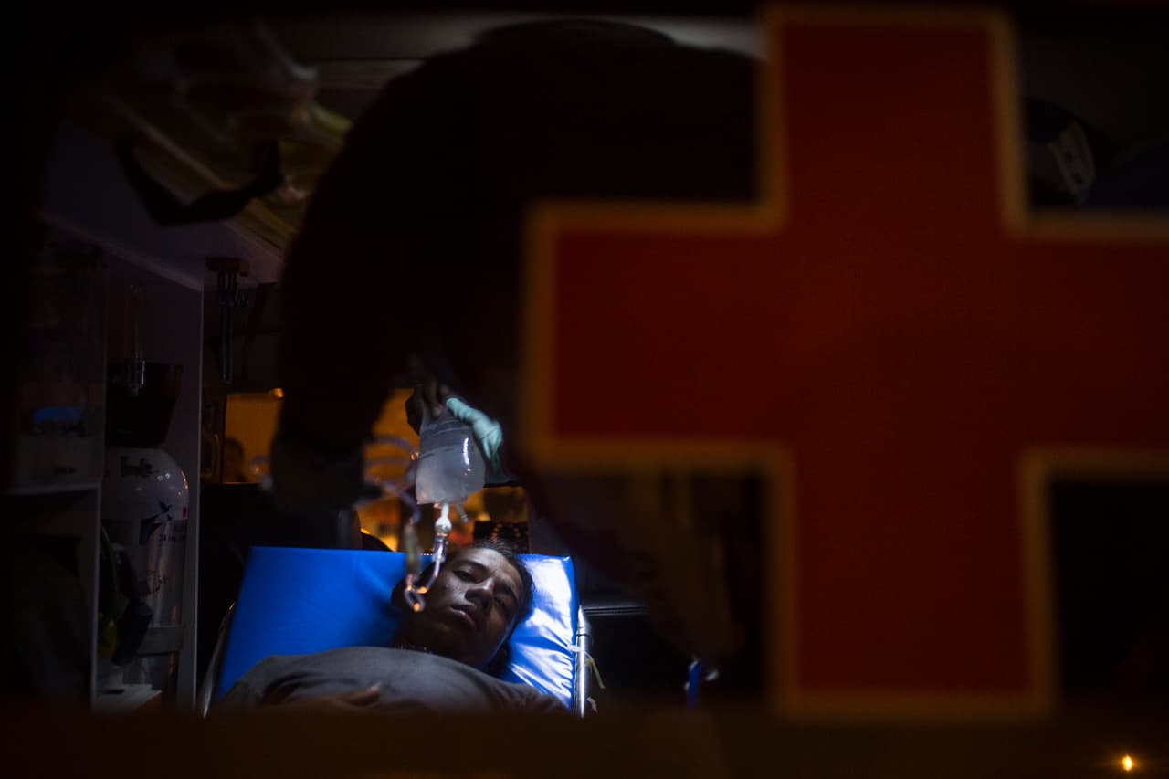 Jhenfies Martinez tiene 19 años y lleva junto a su familia más de 20 días de viaje. Él sufre de diabetes pero es intolerante a la insulina y necesita de una medicina que le mandaban desde España. En el camino ha tenido varias crisis por su salud.