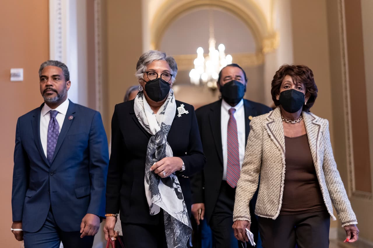 De izquierda a derecha; los representantes Steven Horsford, Joyce Beatty, Al Green y Maxine Waters, miembros del Caucus Negro del Congreso, asistieron a la sesión del Senado para presenciar el histórico momento en el que la primera mujer negra sería confirmada como magistrada del más alto tribunal del país.