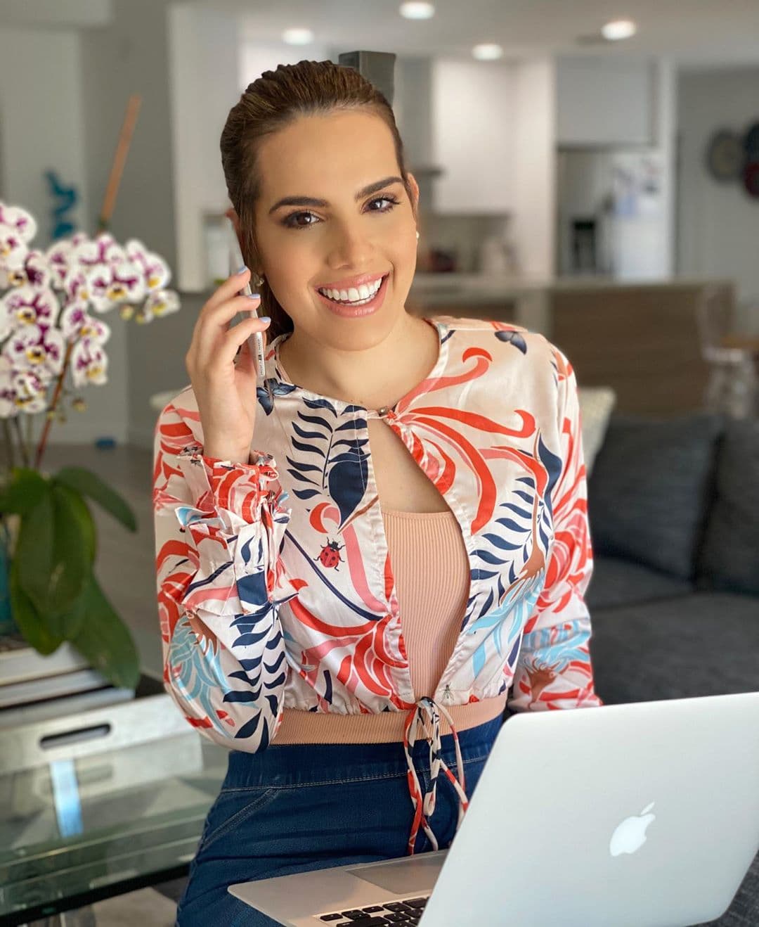 Andrea Chediak también trabaja duro desde casa para llevar lo último de la moda a la audiencia del show matutino, y a pesar de tener un bebé de apenas 6 meses, se toma el tiempo para ponerse linda para sus videoconferencias.