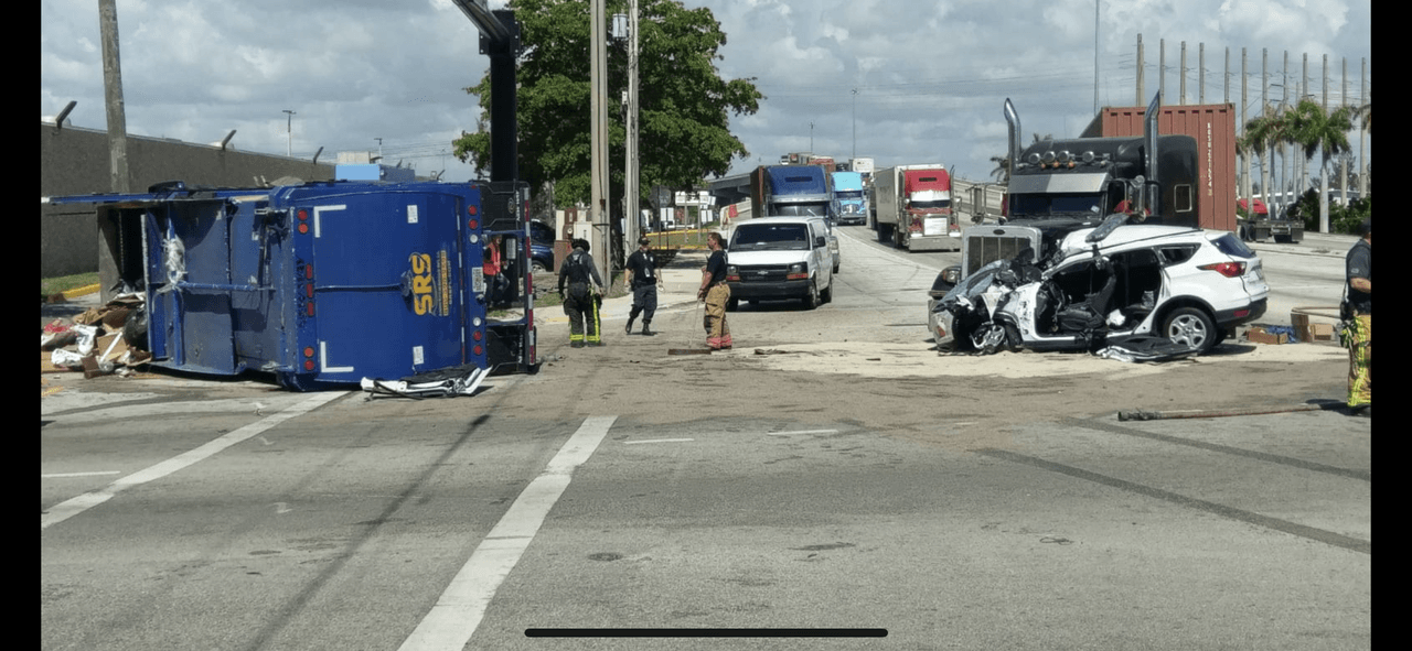 El accidente involucro un camión que transportaba diésel, una rastra y un auto.
<br>
