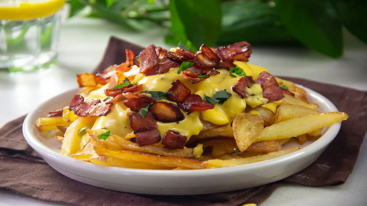 Papas fritas con queso cheddar y tocino