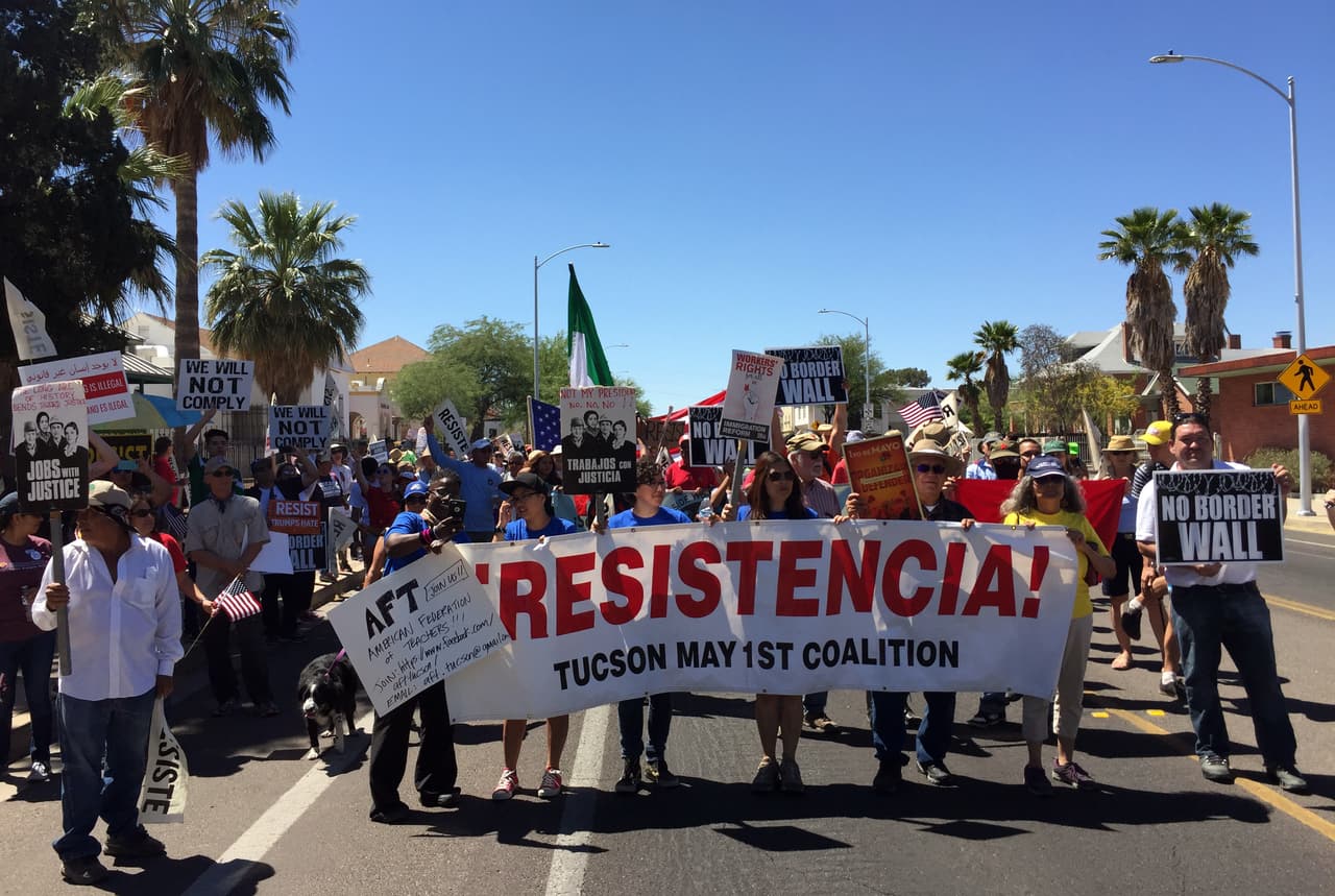 "Trump, escucha, estamos en la lucha", exigen cientos de personas en marchas de Arizona