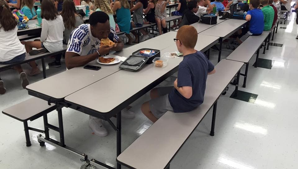 El jugador Travis Rudolph de la Florida State University almuerza con Bo.