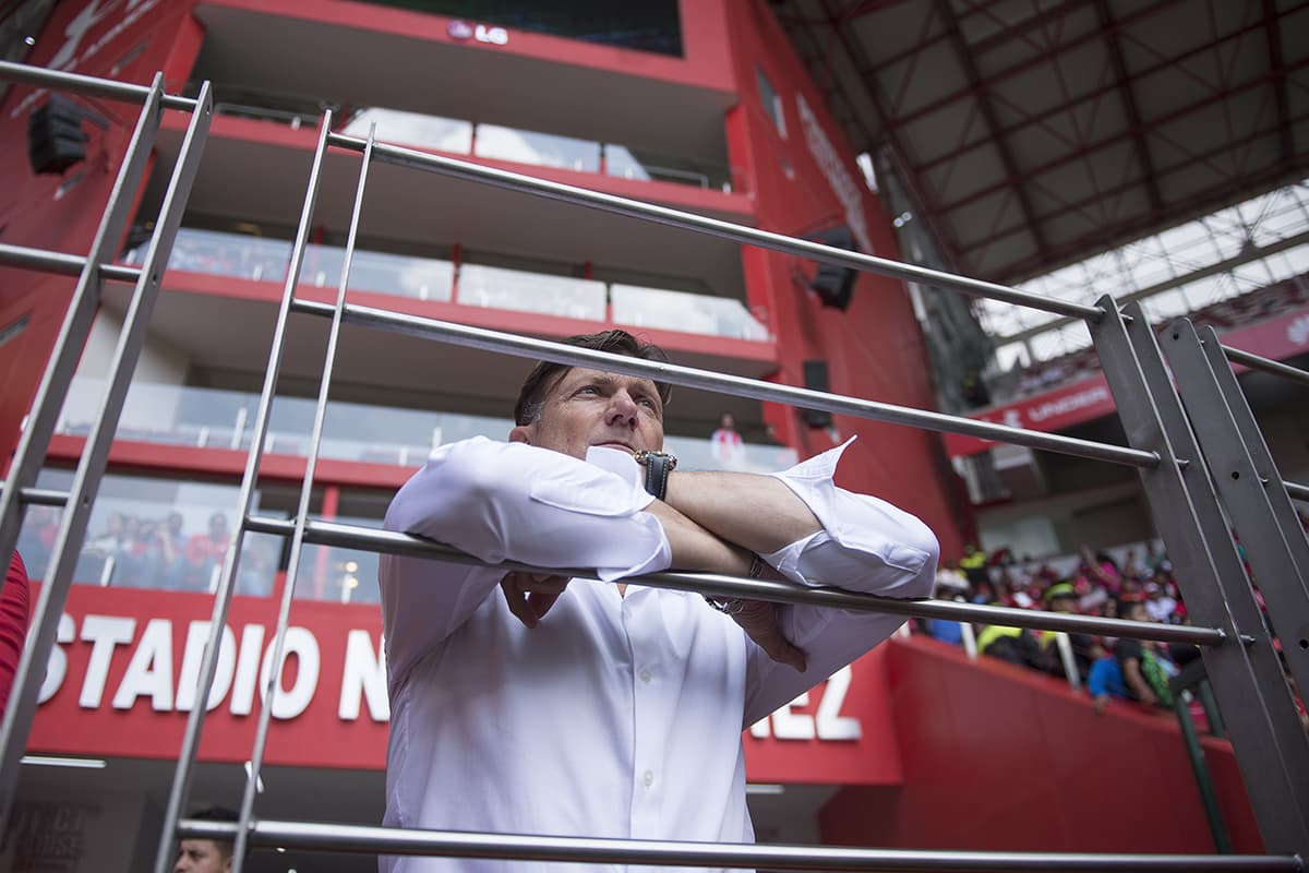 Al minuto 73 del juego fue expulsado el técnico de Toluca, Hernán Cristante.